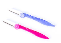 Zwei Farbplastikaugenbrauen-Rasiermesser-Augenbraue, die Messer für dauerhaftes Make-up formt