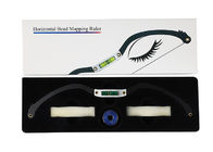 Microblading, das Markierungs-Augenbrauen-Machthaber mit der Positionierung von Balancen-Tasterzirkeln aufzeichnet